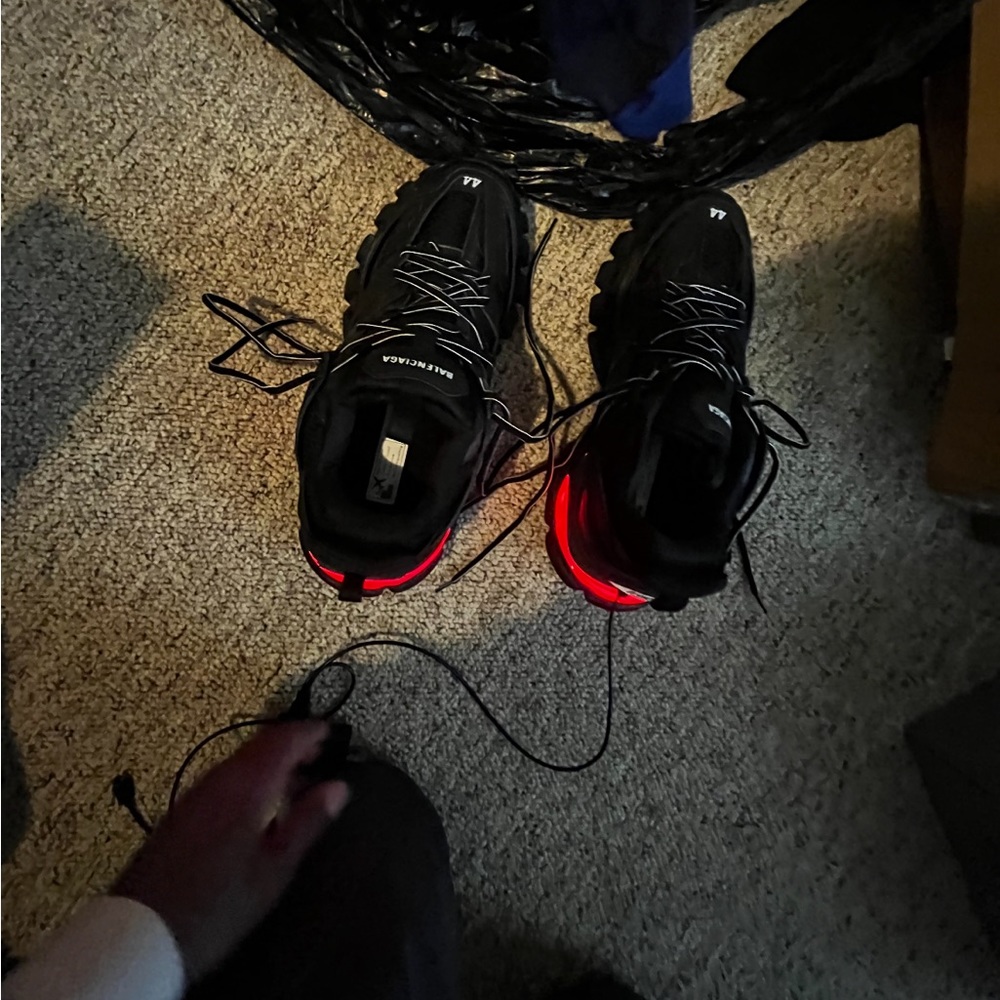 BALENCIAGA LED TRACKS - Picture 1 of 4